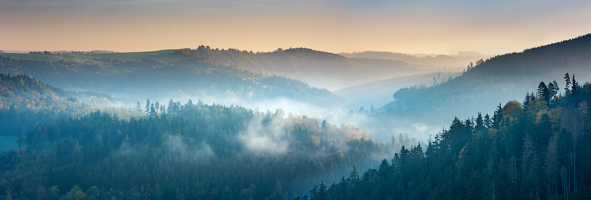 Hügellandschaft mit Nebel an der Hohenwartetalsperre bei Sonnenaufgang im Herbst, Obere Saale, Naturpark Thüringer Schiefergebirge, Thüringen, Deutschland Hügellandschaft mit Nebel an der Hohenwartetalsperre bei Sonnenaufgang im Herbst, Obere Saale, Naturpark Thüringer Schiefergebirge, Thüringen, Deutschland